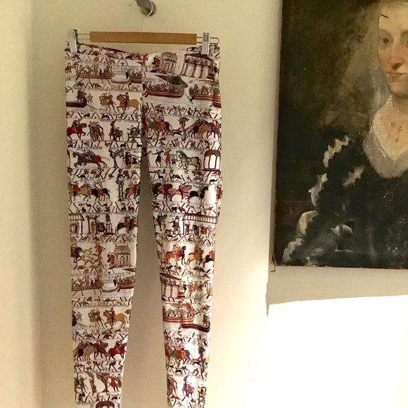 BlackMilk Bayeux Tapestry leggings - Picture 4 of 9